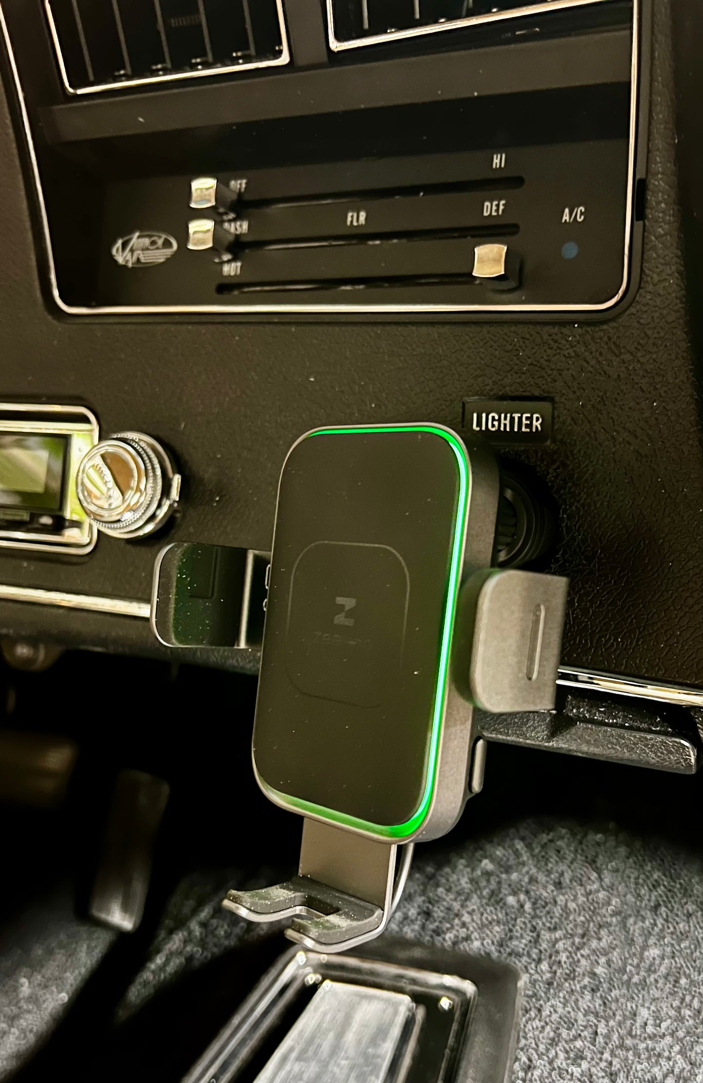 Dash phone clip