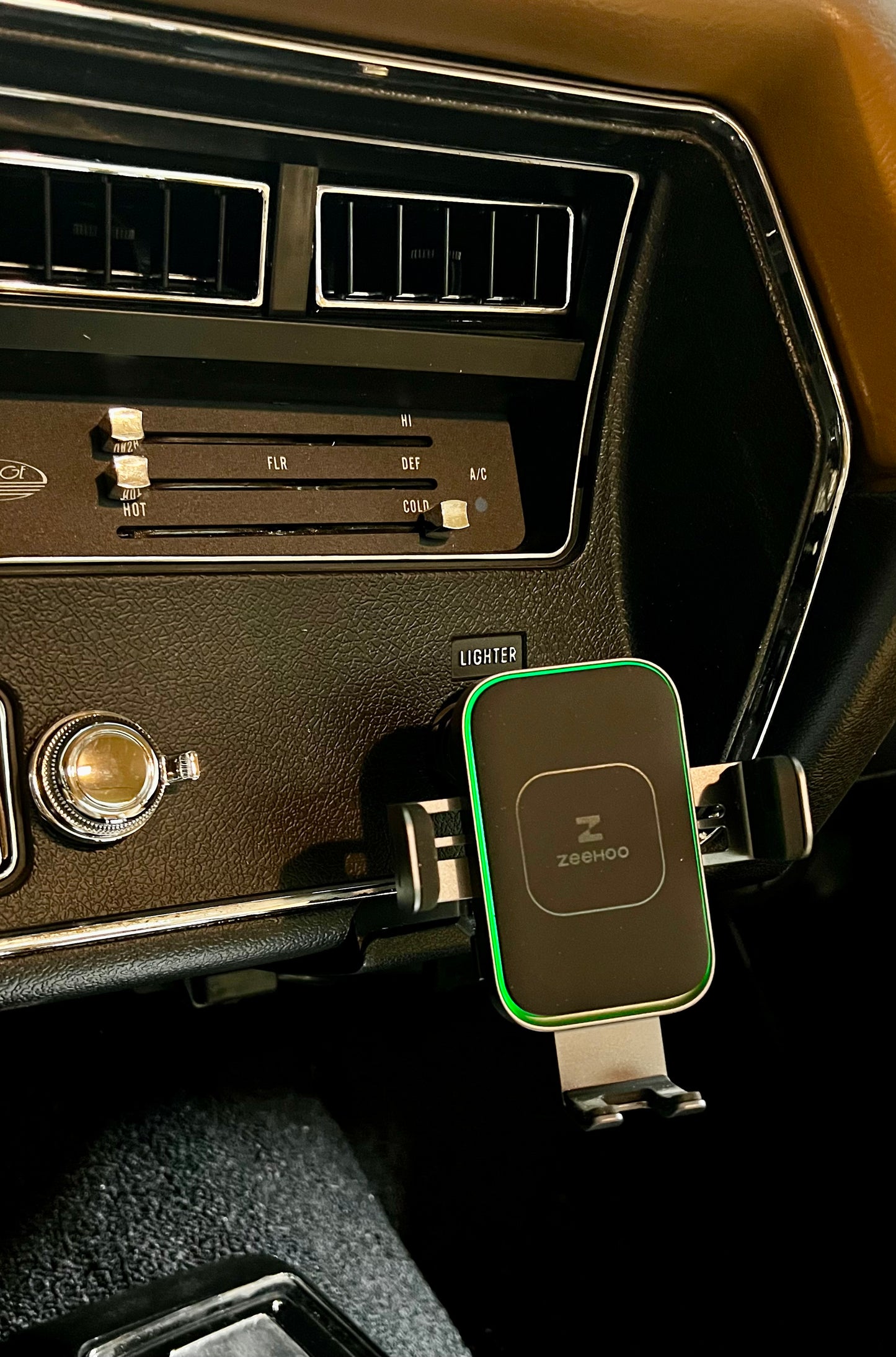 Dash phone clip
